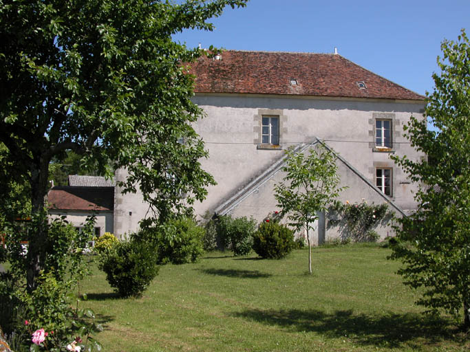 Vue de la minoterie avec, sur la façade, l'abri de la turbine hydraulique.