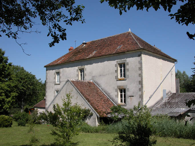 Vue de la minoterie avec, sur la façade, l'abri de la turbine hydraulique.