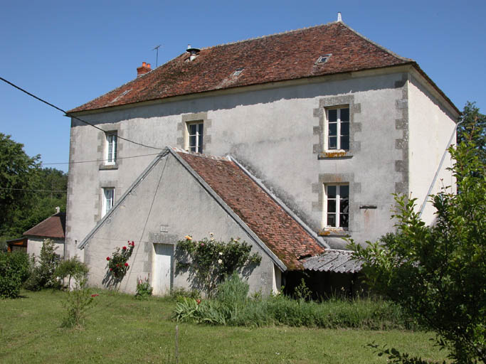Vue de la minoterie avec, sur la façade, l'abri de la turbine hydraulique.