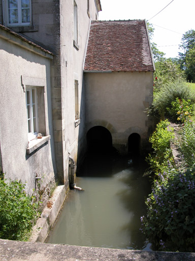 Vue du canal de d'alimentation du moulin.