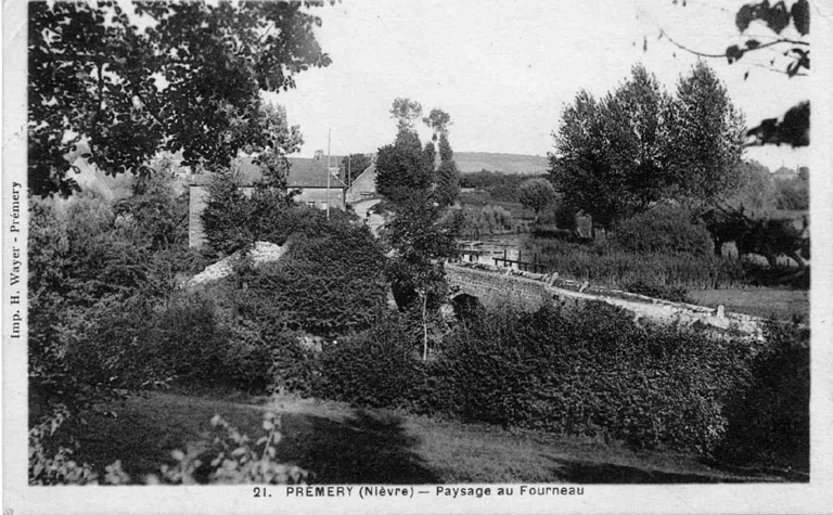 Le passage du fourneau avec à l'arrière le bâtiment du moulin.