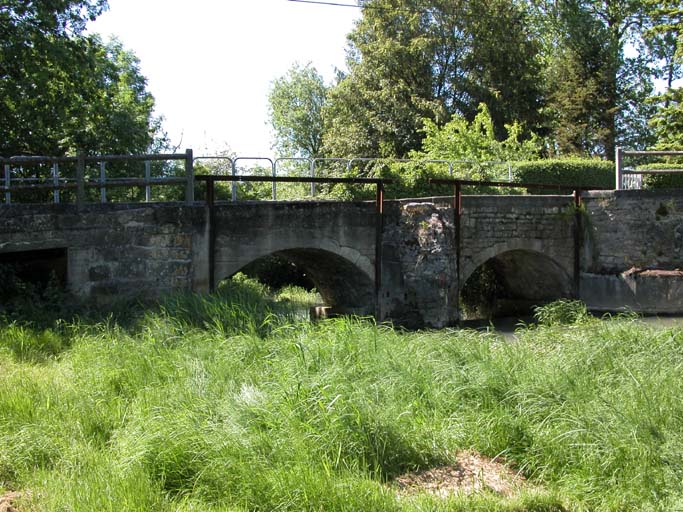 Vue du pont qui enjambe la rivière.
