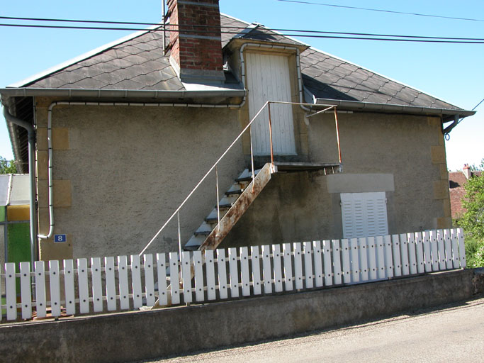 Façade du moulin du côté de la route.