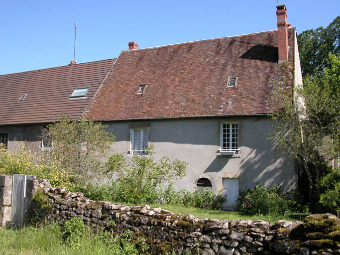 Vue des bâtiments des ouvriers par l'arrière et du côté droit.
