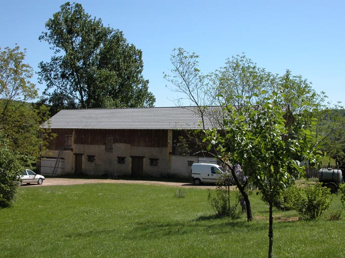Vue générale de la grange présente sur le côté.