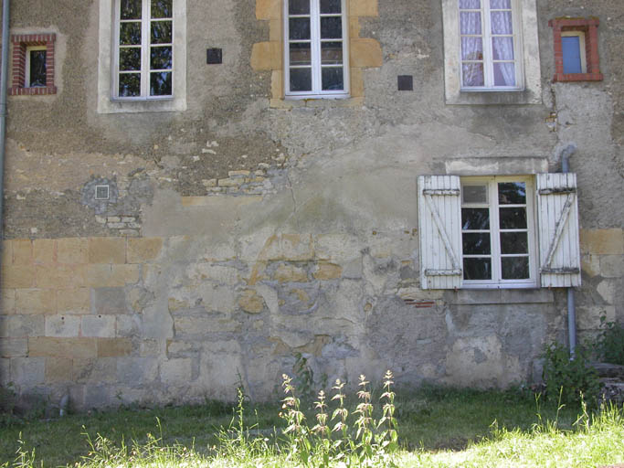 Détail de la façade arrière vers l'ancien bief. Place de la roue.