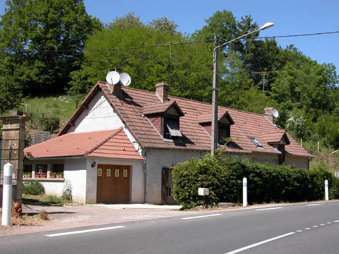 Logements situés sur la route départementale.