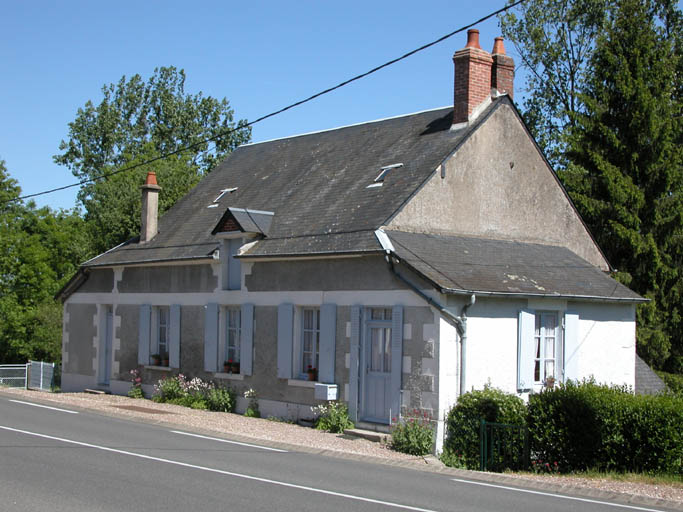 Logements d'ouvriers situés sur la route départementale.