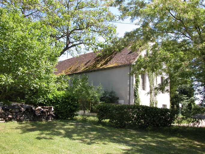 Bâtiment des Fontaines de la Vache au travers des arbres.