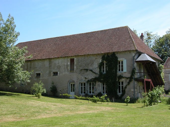Vue par l'arrière de la grange et l'écurie.