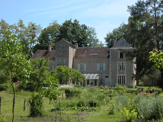 Vue du château par le parc.