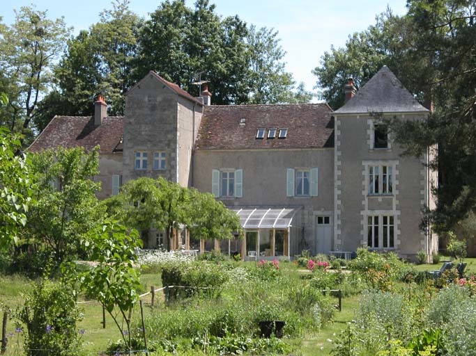 Vue du château par le parc.