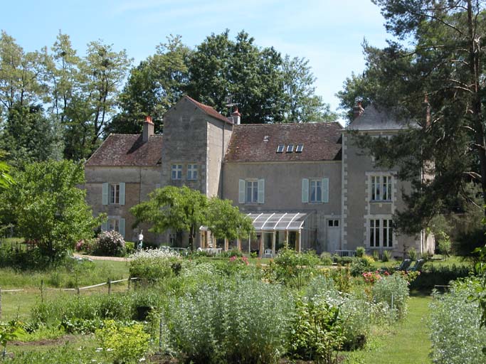 Vue du château par le parc.