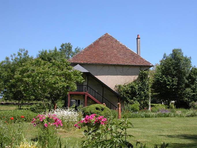 Vue de côté de la grange et l'écurie.