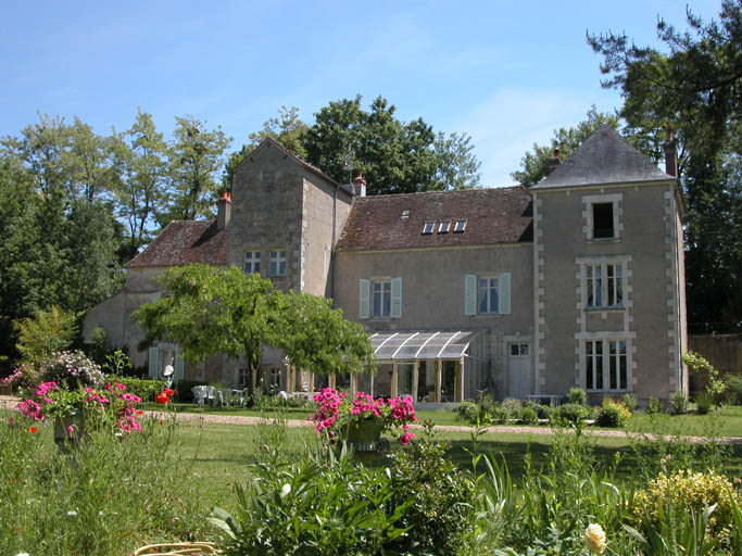Vue du château par le parc.