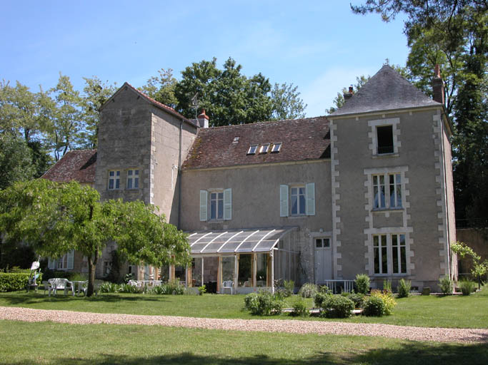 Vue du château par le parc.