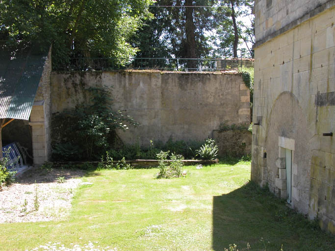 Détail du haut fourneau, partie vers le mur de l'étang.