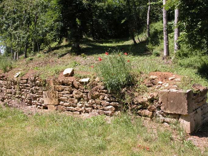 Ruines du mur de soutien dans le parc.