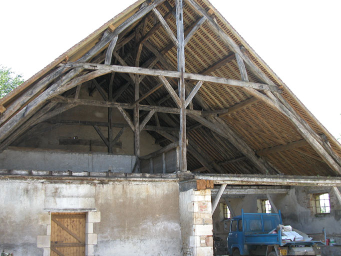 Charpente de la halle à charbon en partie détruite.