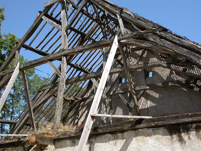 Charpente démolie de la halle à charbon.