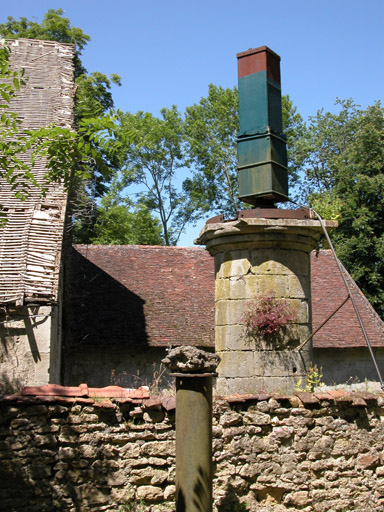 Mur d'enceinte et colonne.