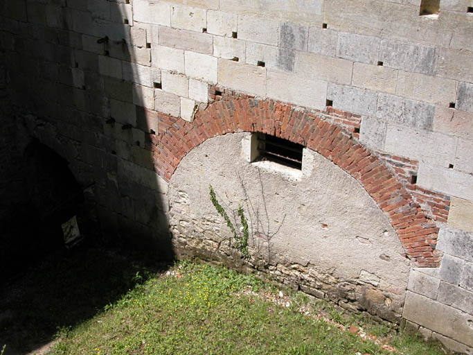 Ouverture comblée dans le mur du fourneau.