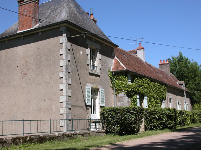 Vue du château par le côté de l'entrée.