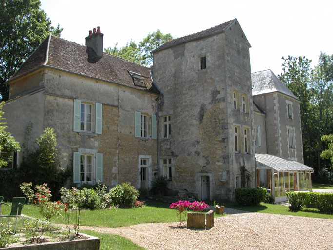 Vue du château par le côté de l'entrée.