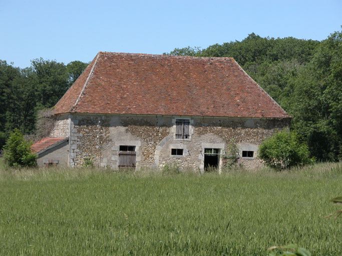 Bâtiment dans le champ à l'arrière de la propriété.
