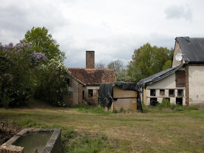 Vue de face du bâtiment de stockage des briques.