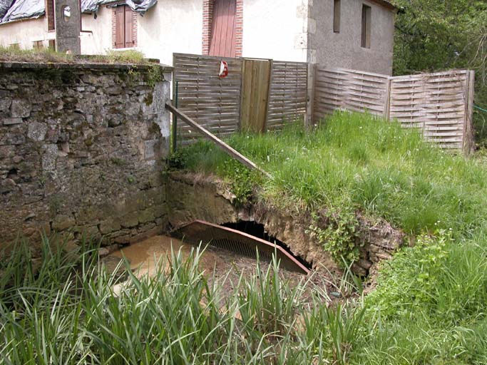 Pont qui enjambe le bief.