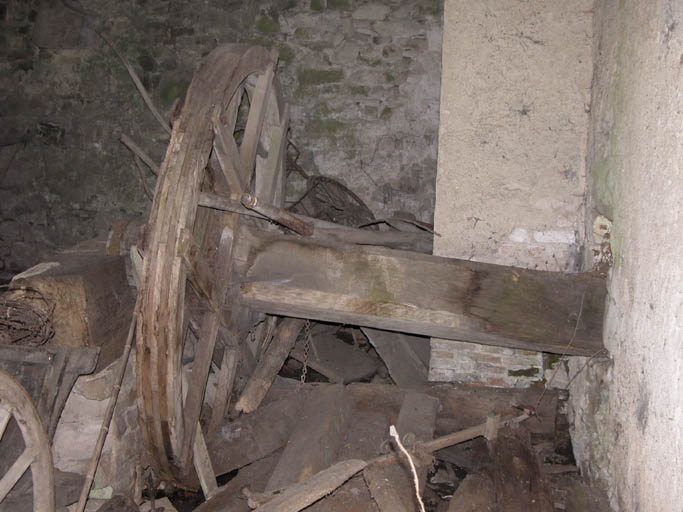 Elément de la roue en bois présente dans la forge.