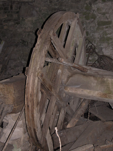 Elément de la roue en bois présente dans la forge, détail.
