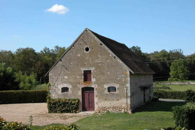 Grange construite au 19e siècle vue de côté.
