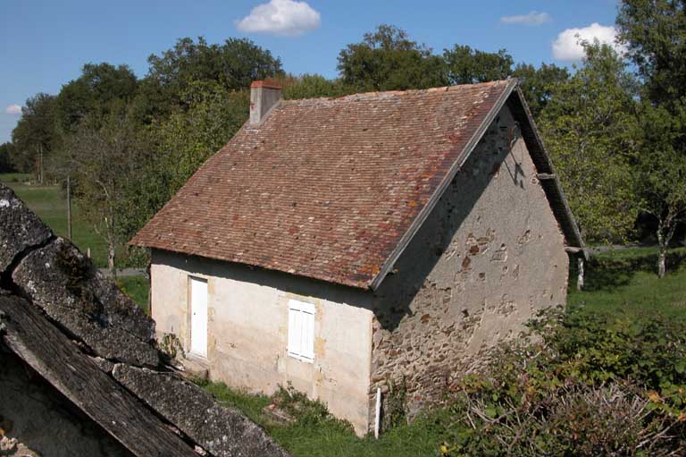 Vue du logement par la chaussée de l'étang.