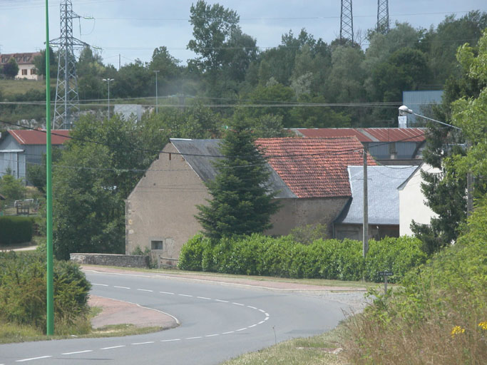 Vue générale des bâtiments depuis la route.