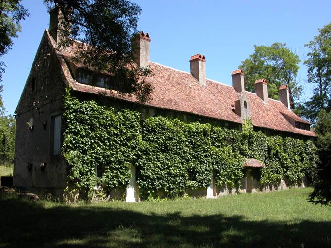 Vue des trois quarts du logement d'ouvriers.