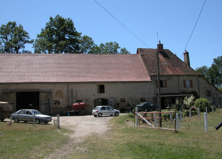 Vue de la grange avec le logement de ferme.