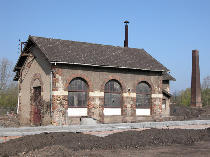 Vue de l'ancienne forge avec en fond la cheminée.