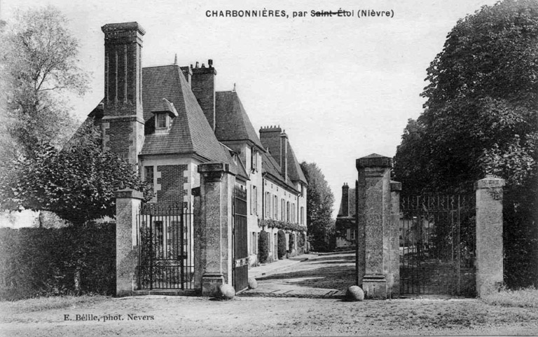 Vue du château de Charbonnières.