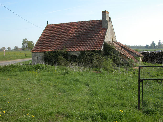 Vue d'un ancien logement d'ouvrier en ruine.