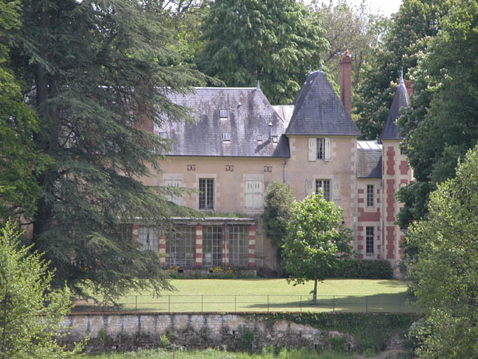 Vue de la façade avant du château de Charbonnières.
