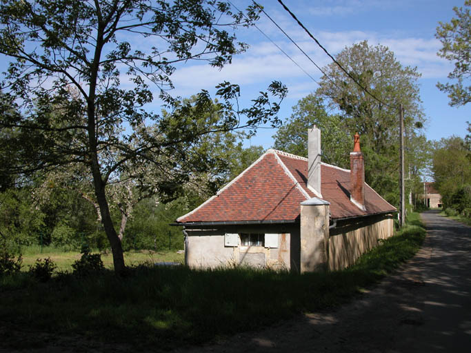Vue du logement d'ouvriers en bordure de la chaussée de l'ancien étang. Il est présent sur les plans du haut fourneau.