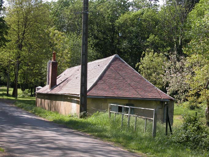 Vue arrière du logement d'ouvriers à côté de la chaussée de l'étang.