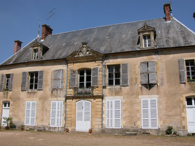 Vue de la façade du château.