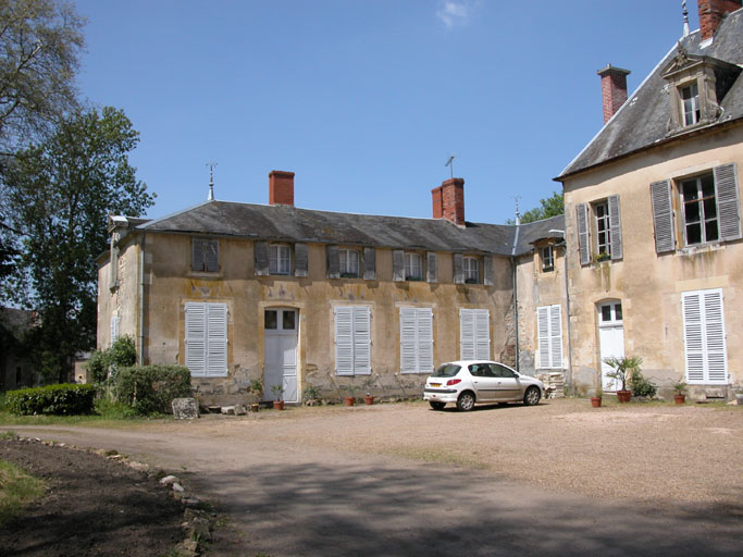 Vue de l'aile gauche du château.