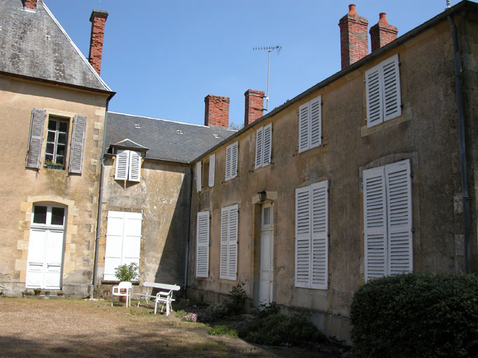 Vue de l'aile droite du château.