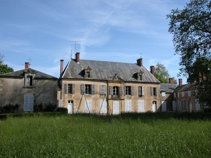 Vue générale du château par le parc.