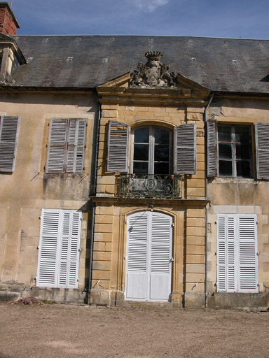 Détail du fronton du château.