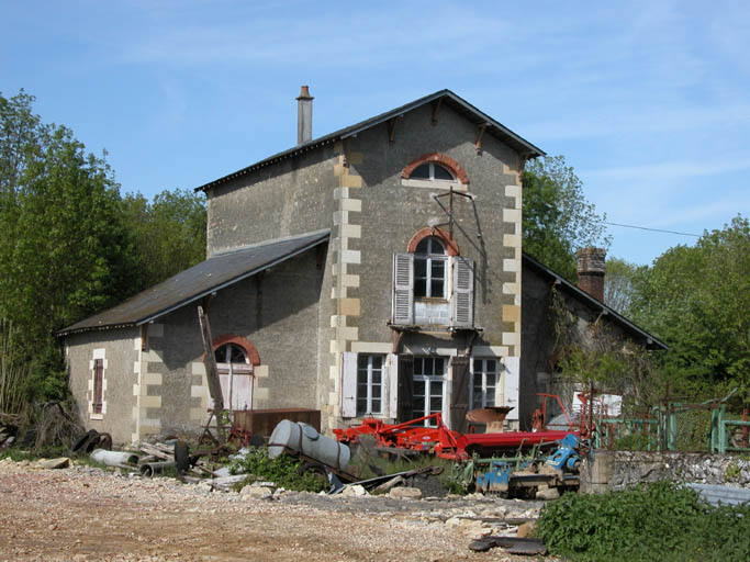 Vue du bâtiment qui abritait le local électrique du château.